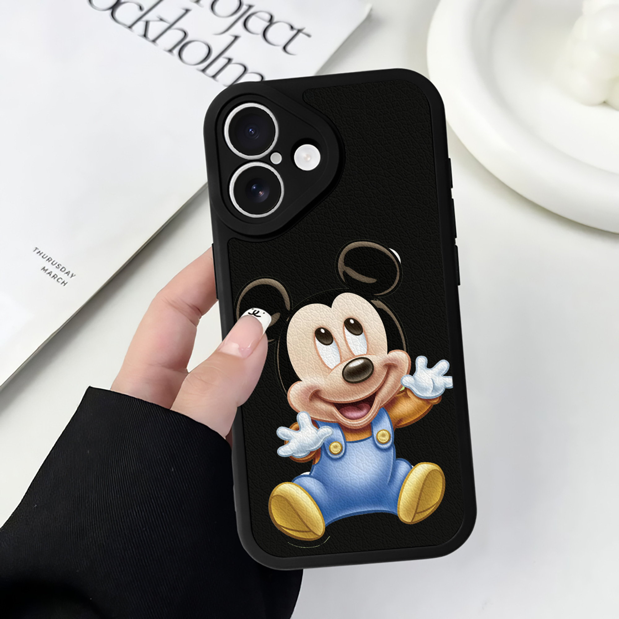 （画像用） ミッキーマウス Mickey Mouse 【iPhone 16シリーズ対応】シリコンスマホケース（レザー調） 材質：シリコン